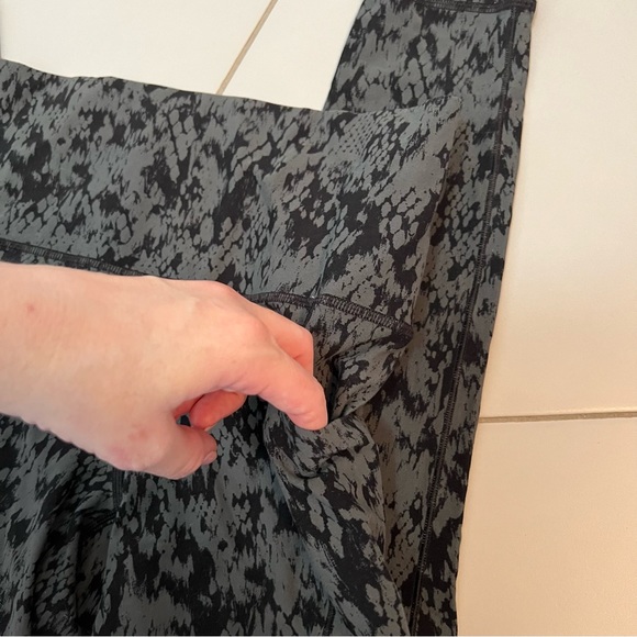 Athleta Small Salutation Stash II Printed 7/8 Tight Pocket Camo Black Gray - Picture 3 of 4